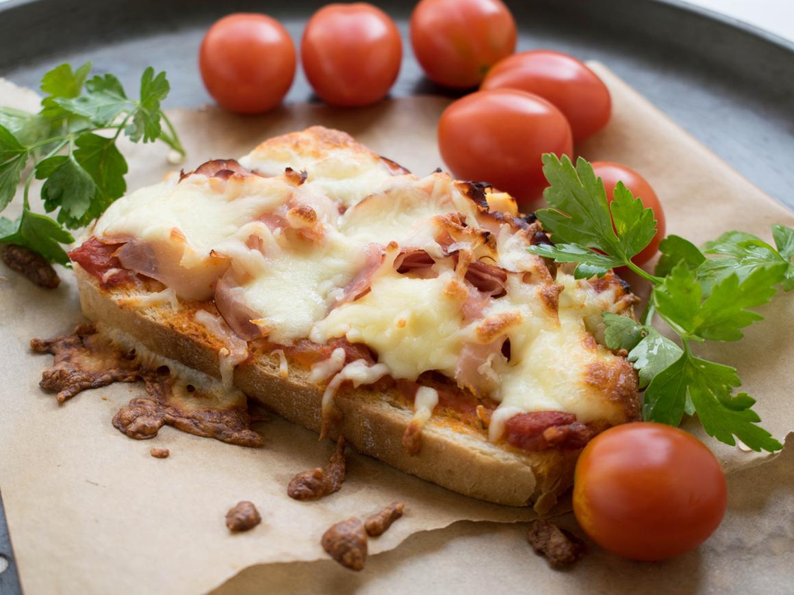 Pizzabrötchen mit Schmand