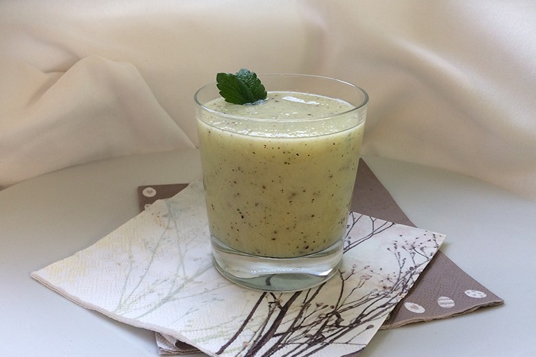 Rohkost Minze-Kiwi-Birne-Smoothie