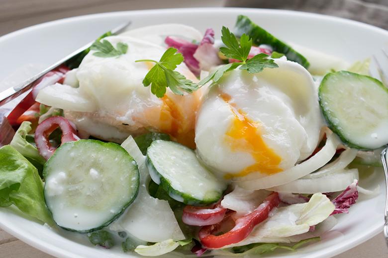 Blattsalat mit Gurke und Ei
