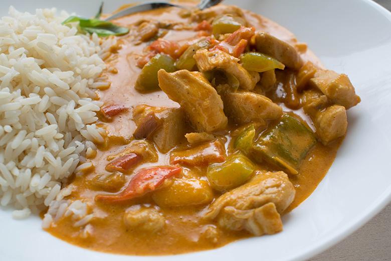 Hähnchenbrust in Paprika-Rahmsauce