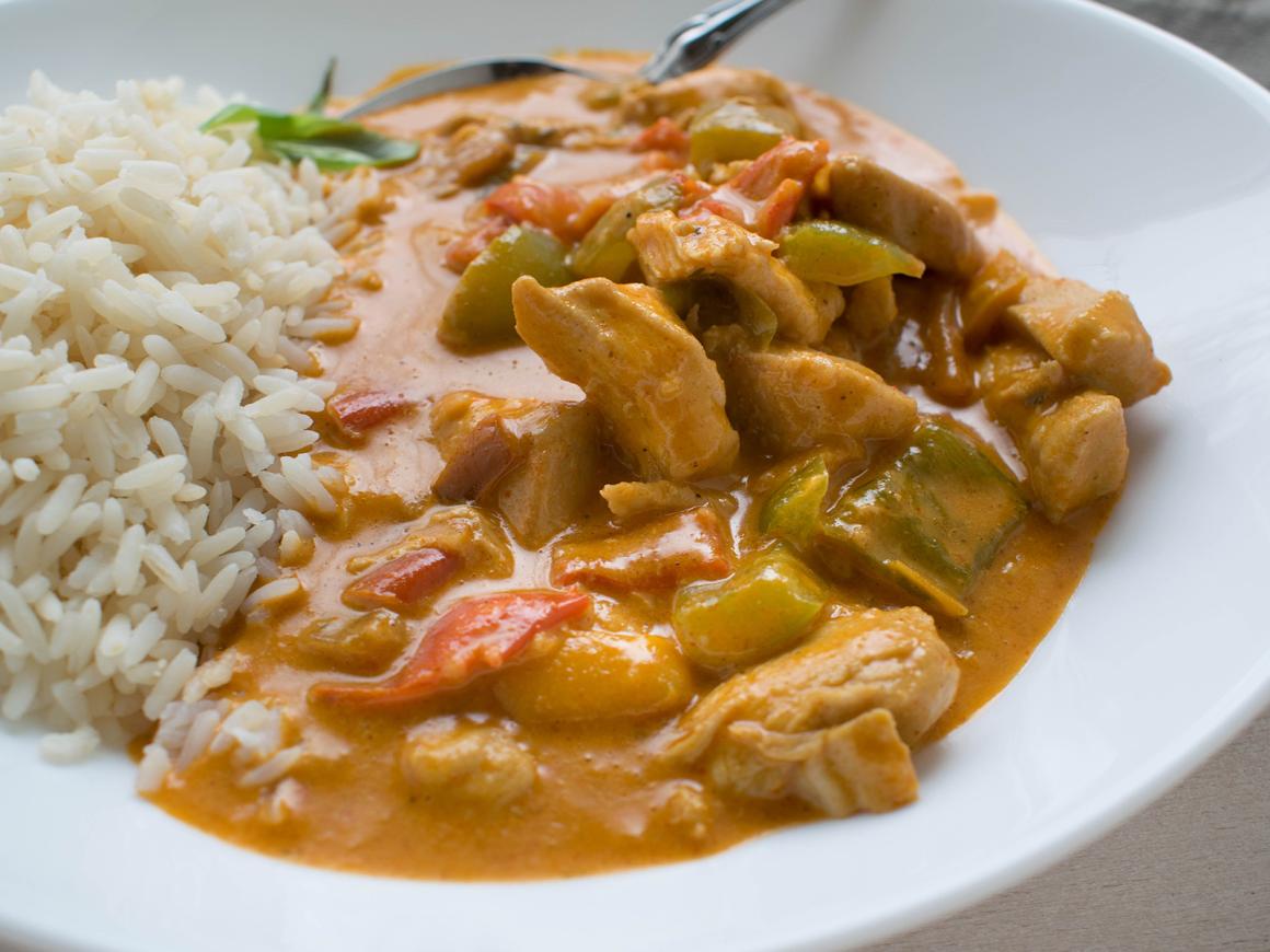 Hähnchenbrust in Paprika-Rahmsauce
