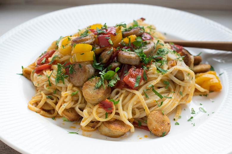 Udon-Nudeln mit Bratwurst und Paprika