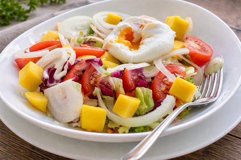 Salat mit pochierten Eiern