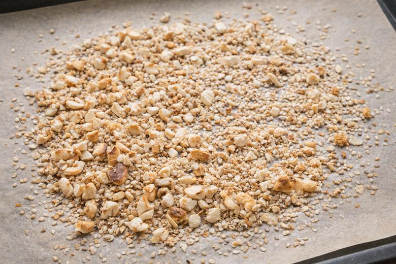 Süße Knusperstreusel aus Mandeln und Sesam