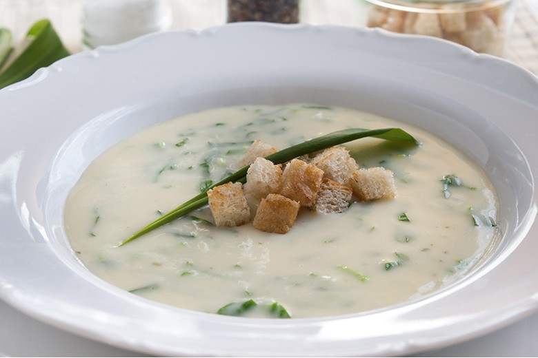 Bärlauchsuppe mit Frischkäse