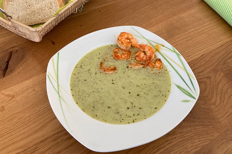 Bärlauchsuppe mit Garnelen