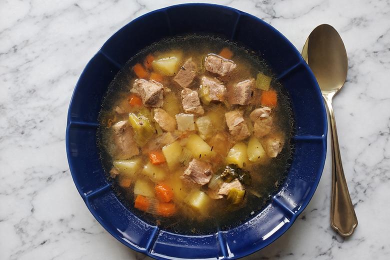 Elchbrühe mit Gemüse und Rotwein