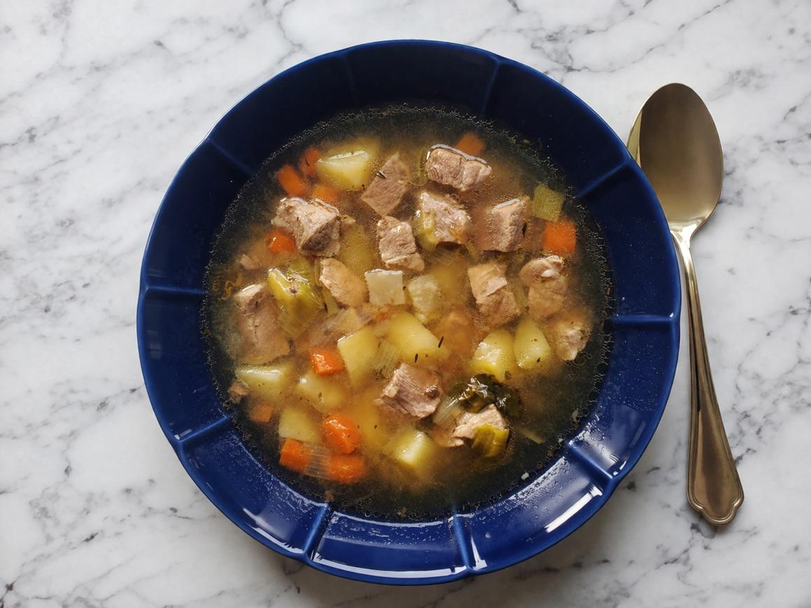 Elchbrühe mit Gemüse und Rotwein