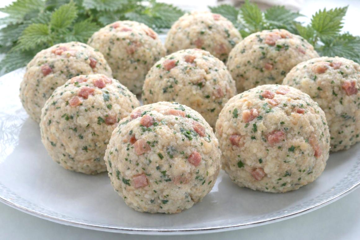 Brennnesselknödel mit Speck