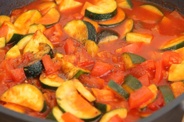 Einfaches Zucchinigemüse mit Tomaten