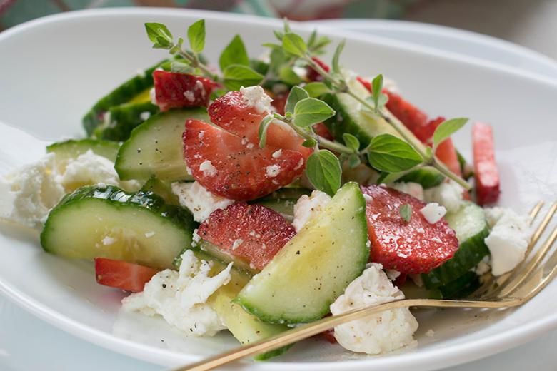 Gurkensalat mit Feta und Erdbeeren