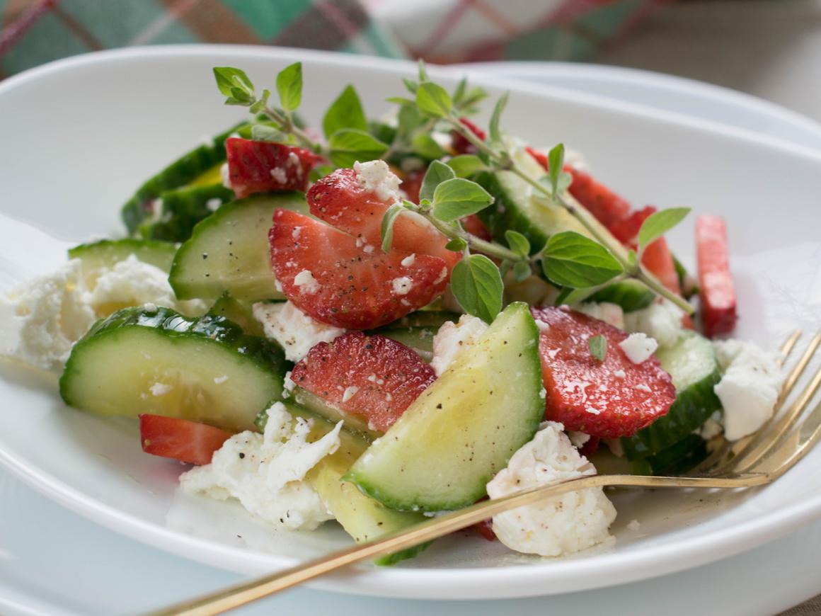 Gurkensalat mit Feta und Erdbeeren