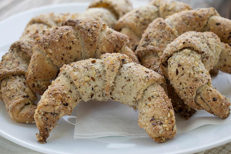 Hörnchen mit Frischkäse und Haselnüssen