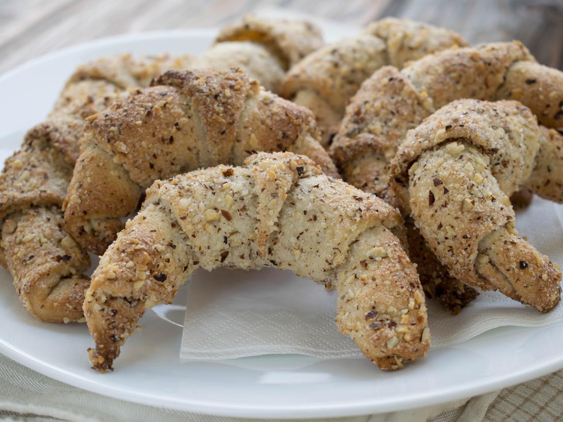 Hörnchen mit Frischkäse und Haselnüssen