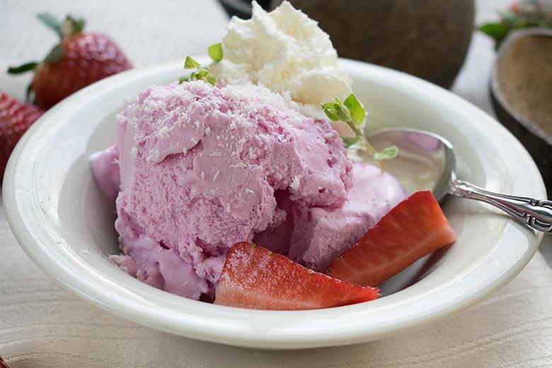 Erdbeereis mit Kokosmilch