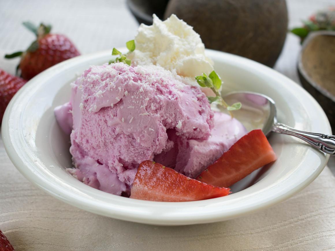 Erdbeereis mit Kokosmilch