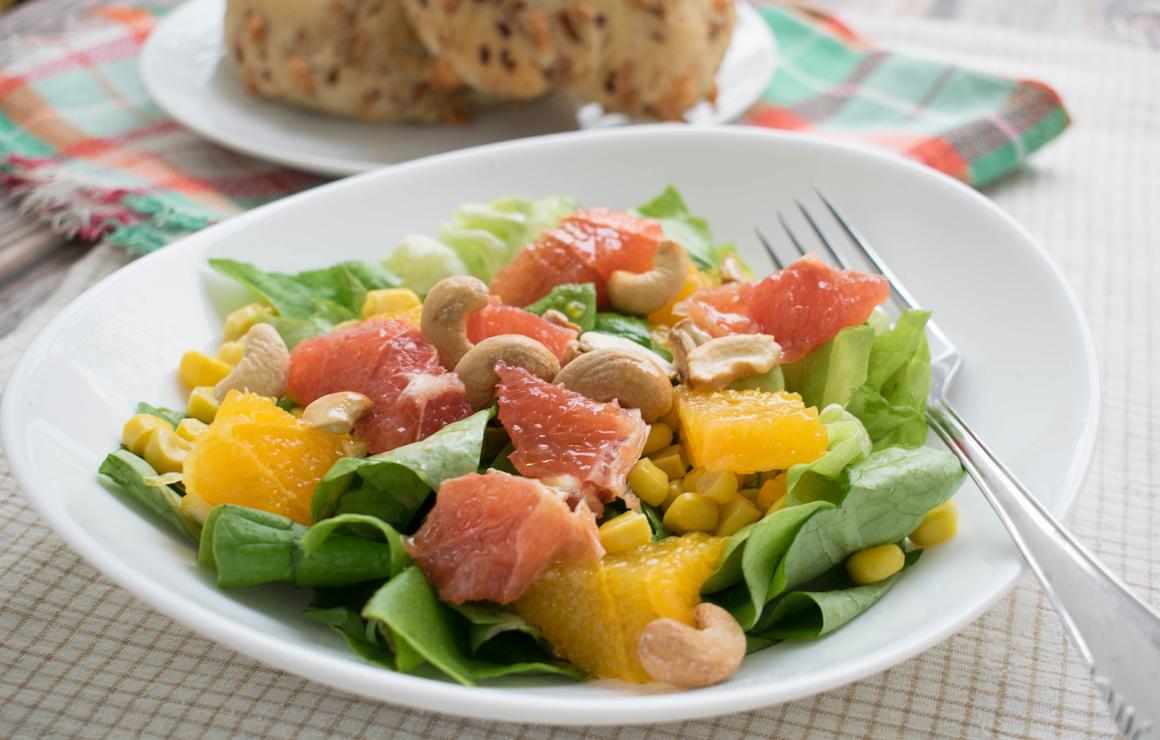 Salat mit Grapefruit und Cashews