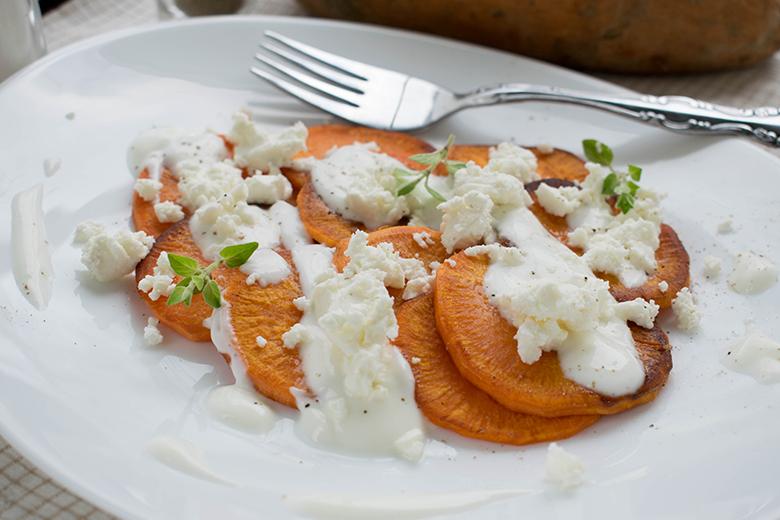 Gebackene Süßkartoffeln mit Feta-Joghurt-Sauce
