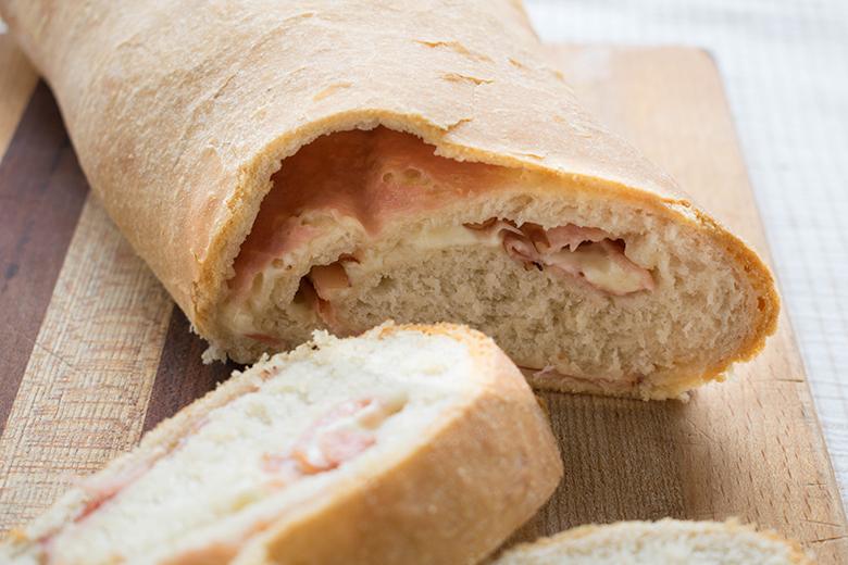 Handbrot mit Käse und Schinken