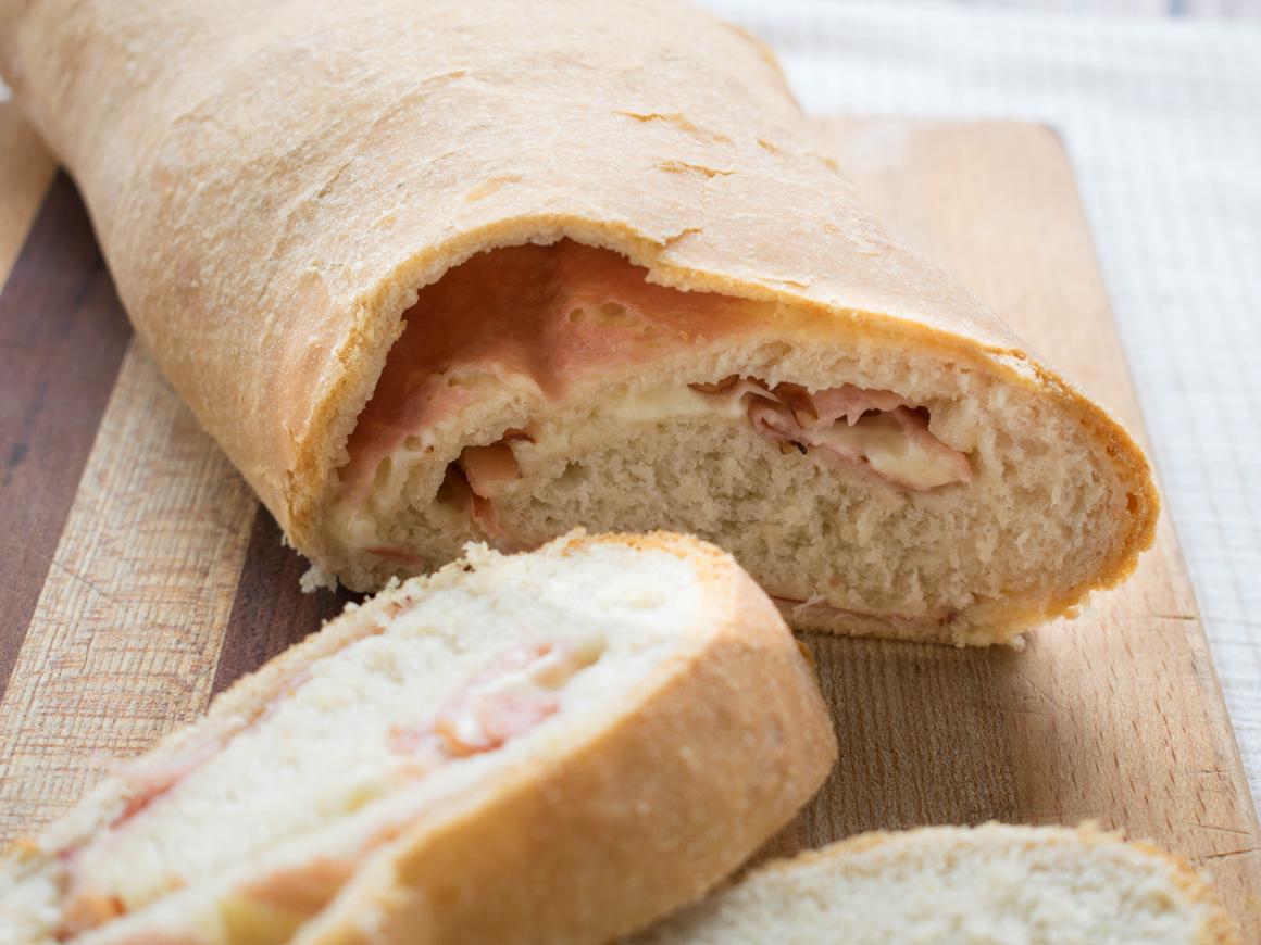 Handbrot mit Käse und Schinken