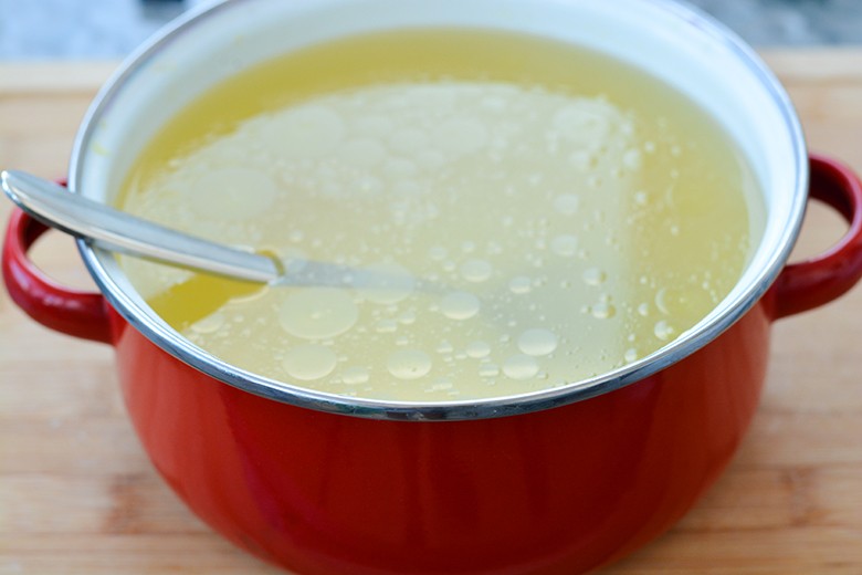Klare Hühnerbrühe