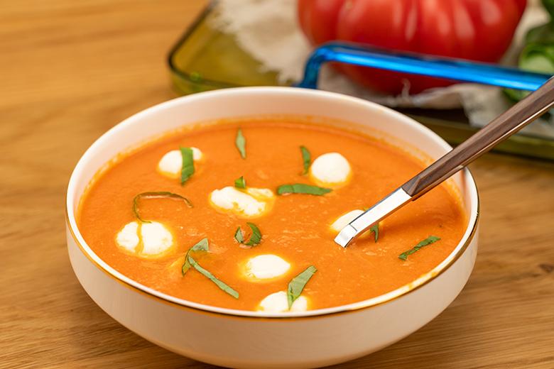 Tomatensuppe mit Mozzarella