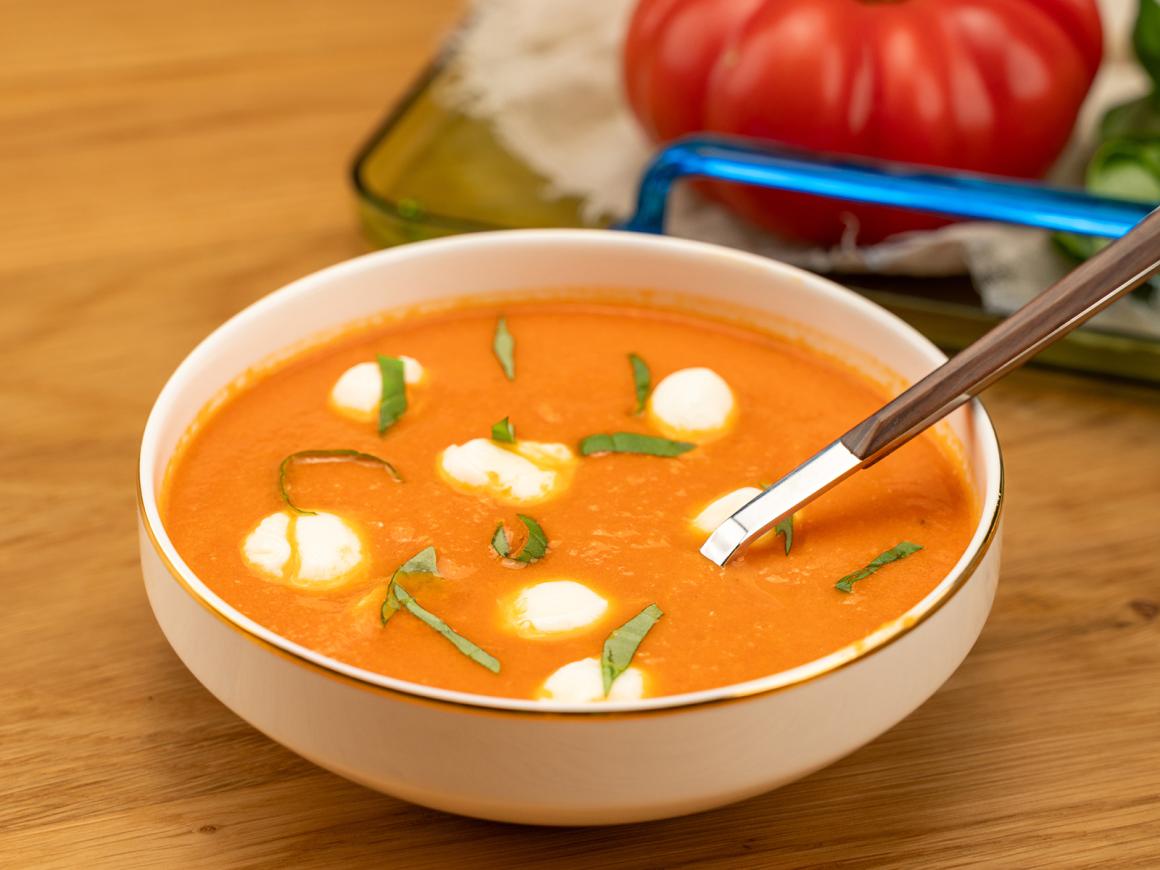 Tomatensuppe mit Mozzarella