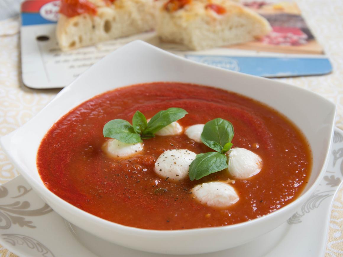 Tomatensuppe mit Mozzarella