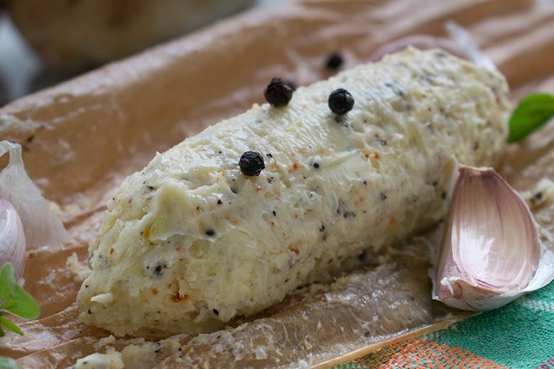 Knoblauchbutter mit Pfeffer