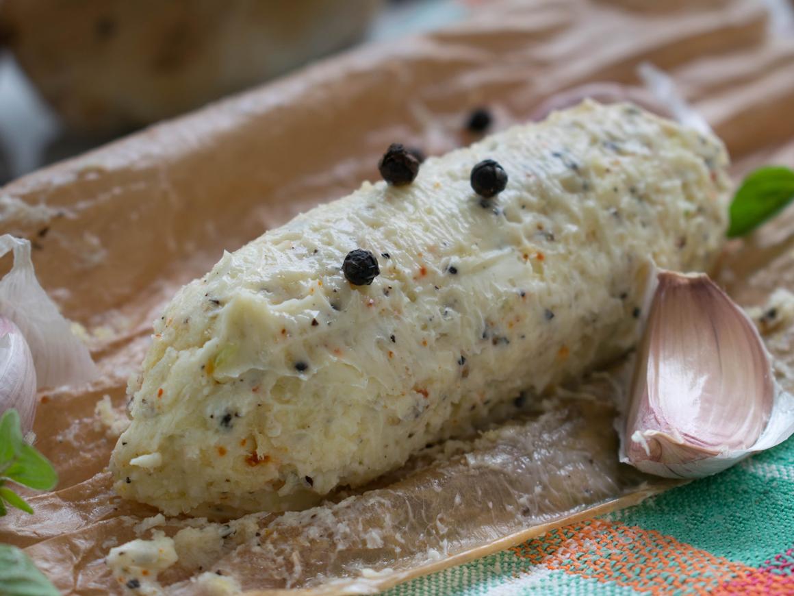Knoblauchbutter mit Pfeffer
