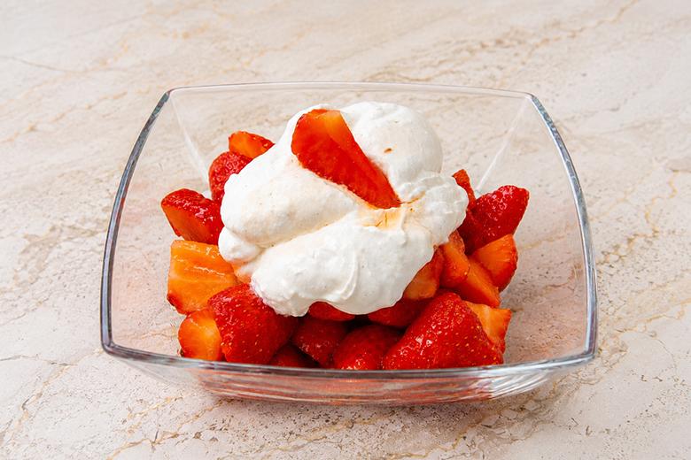 Erdbeeren in Amaretto mit Zimtsahne