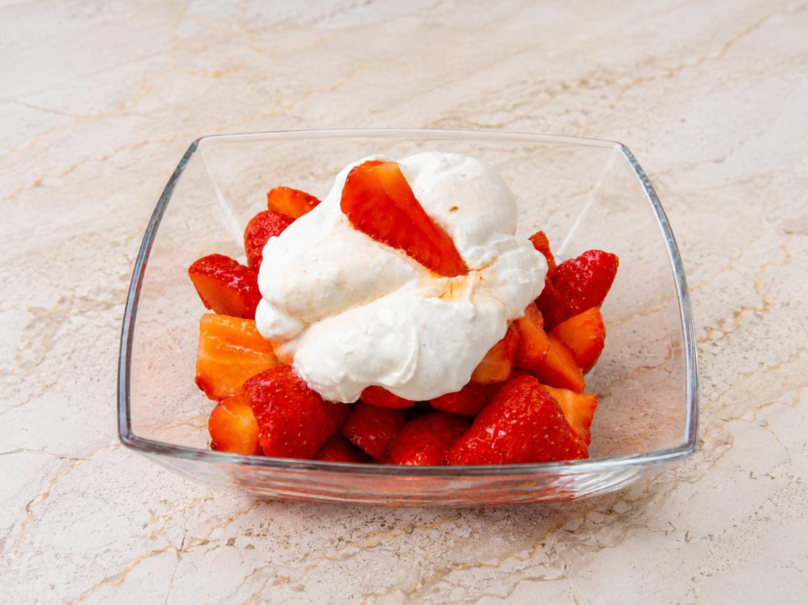 Erdbeeren in Amaretto mit Zimtsahne