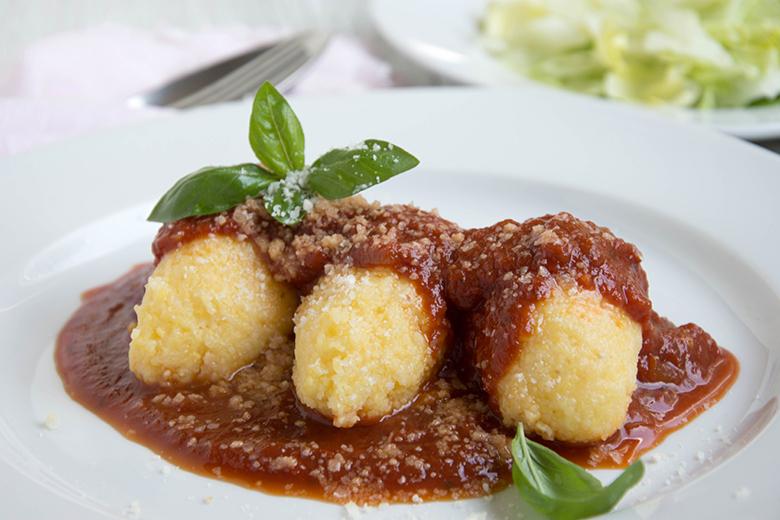 Polenta-Nocken mit Tomatensauce