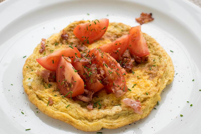 Omelett mit Tomaten-Speck-Topping
