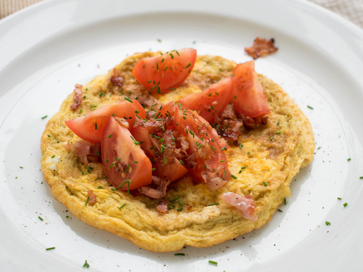 Omelett mit Tomaten-Speck-Topping