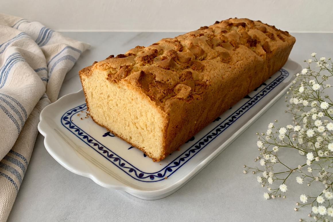 Weiße-Schokoladen-Kuchen mit Marzipanstreusel