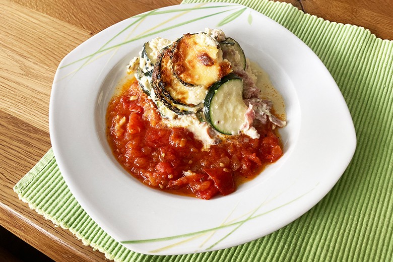 Zucchini-Auflauf mit Tomatensauce