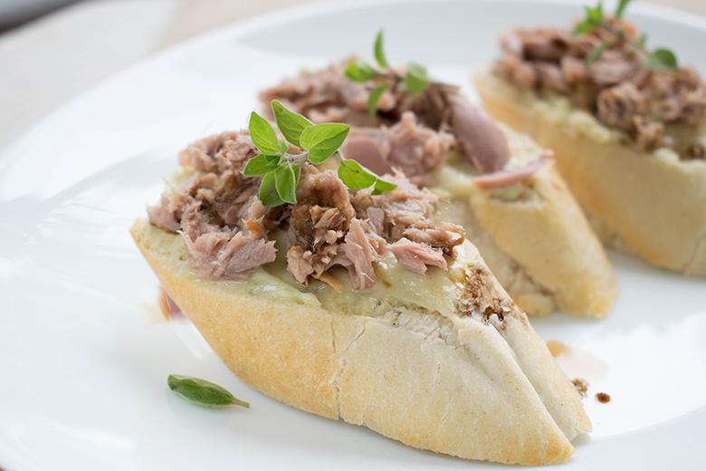Bruschetta mit Wasabicreme und Thunfisch