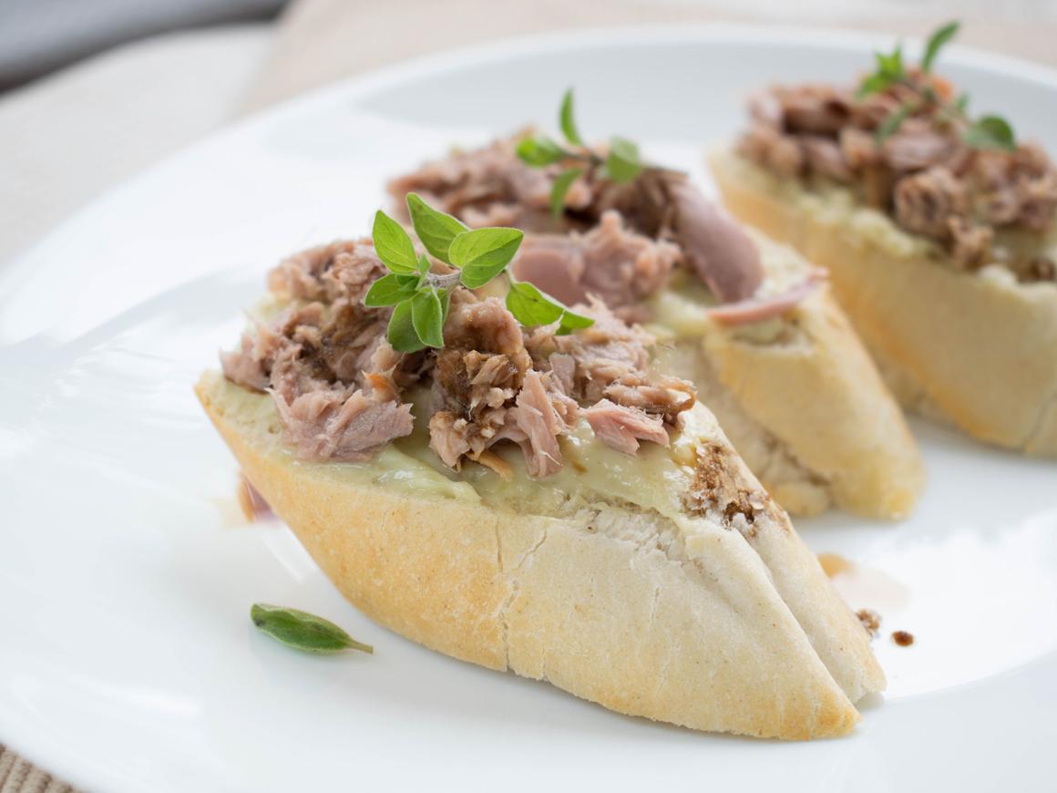 Bruschetta mit Wasabicreme und Thunfisch