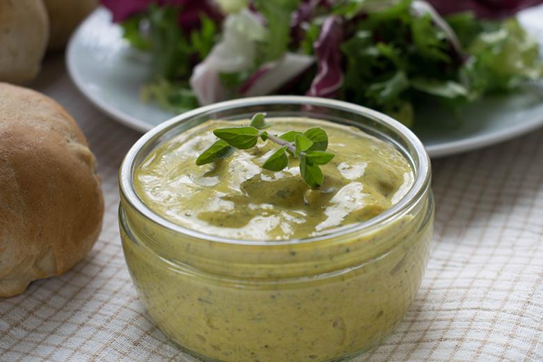 Frischkäse-Dressing mit Pistazien und Orange