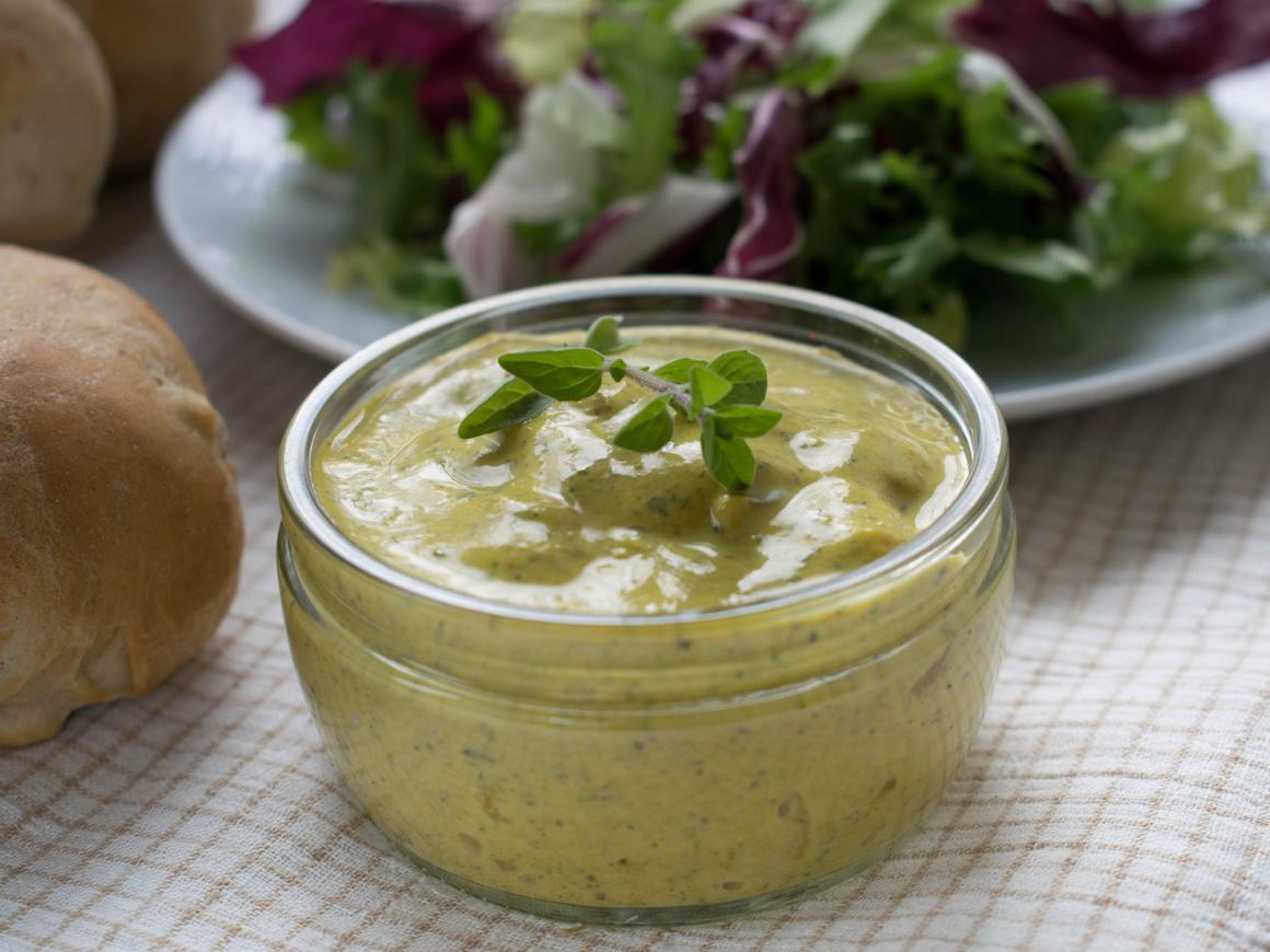 Frischkäse-Dressing mit Pistazien und Orange