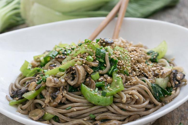 Soba-Nudeln mit Pak Choi