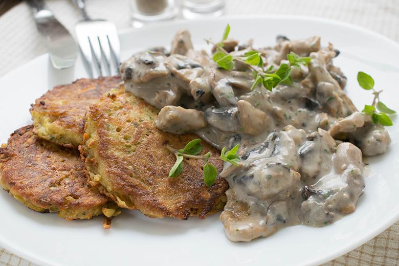 Putenrahmgeschnetzeltes mit Kartoffel-Möhren-Puffer