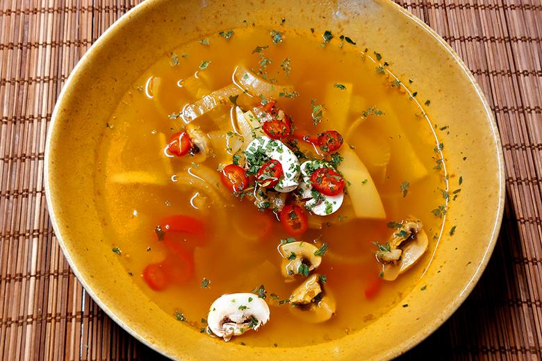 Pikante Hühner-Bambussuppe