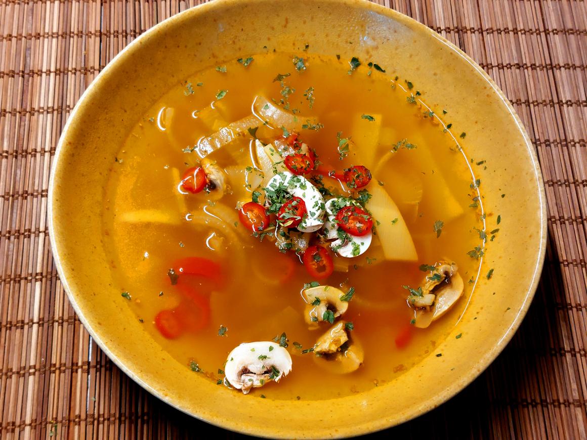 Pikante Hühner-Bambussuppe