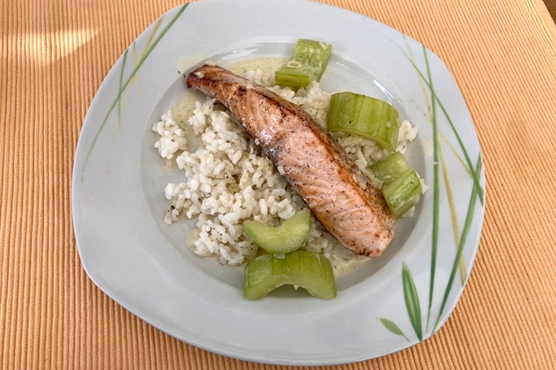 Gurkenpfanne mit Lachs