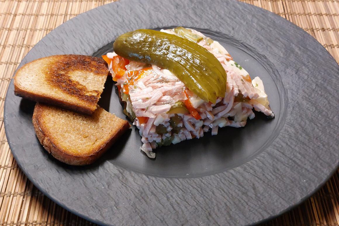 Wurstsalat mit Emmentaler in Aspik