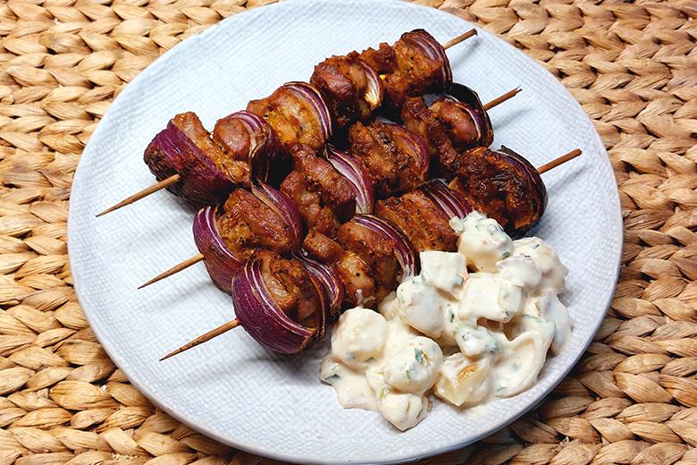 Fleischspieße nach „Gyros-Art“ mit Zwiebeln