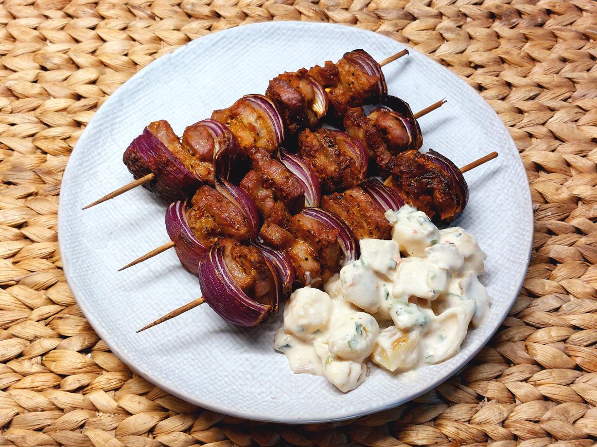 Fleischspieße nach „Gyros-Art“ mit Zwiebeln