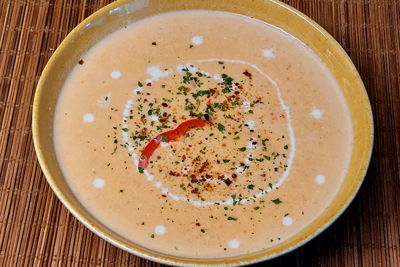 Paprika-Sahnesuppe mit Harissa